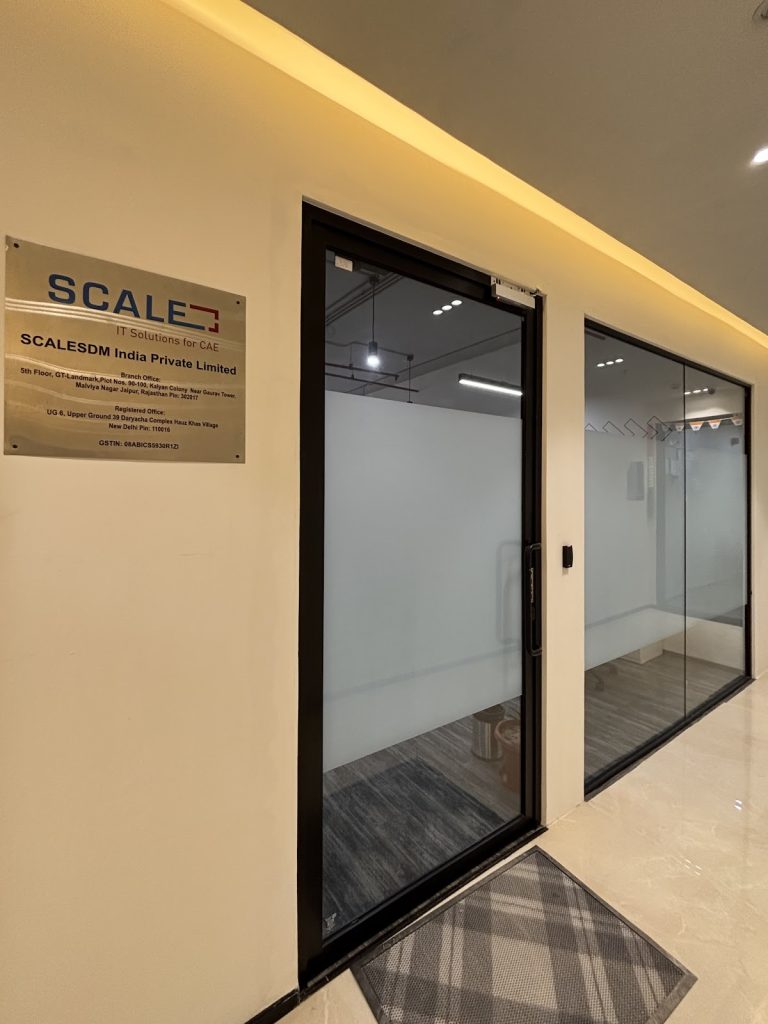 Eingang zum Büro mit SCALE-Türschild