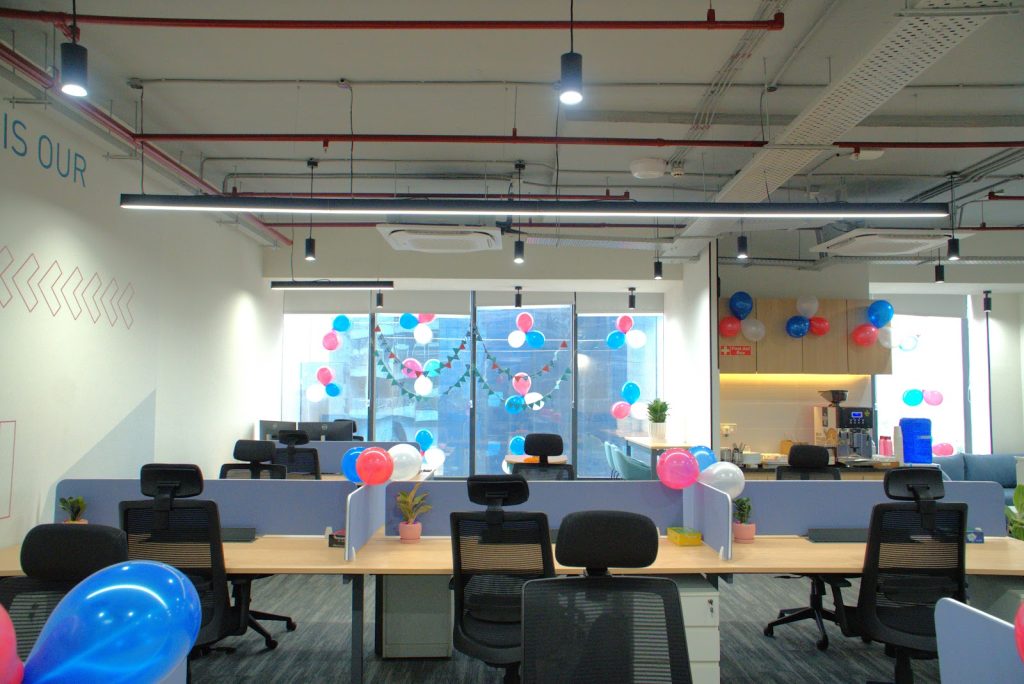 Mit Luftballons geschmücktes Büro am Tag der Eröffnung